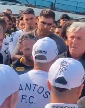 “Santos”un azarkeşləri bazaya basqın edib