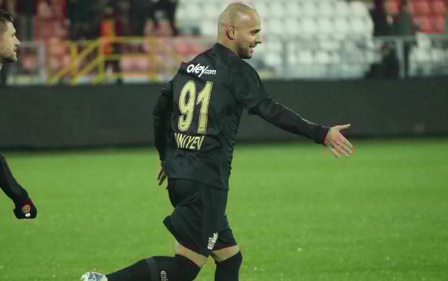 Coşqun Diniyev xaricə üz tutur