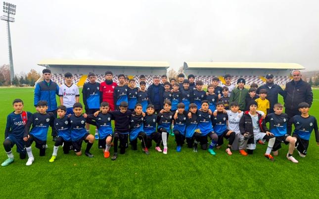 Ayxan Abbasov bölgəyə gedib yeniyetmə futbolçularla görüşdü