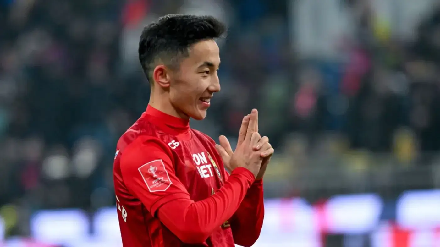 İstanbul nəhəngi özbək futbolçunu "qaralayıb"