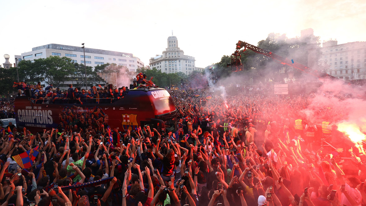 Çempionluq paradında 670 min insan iştirak edib