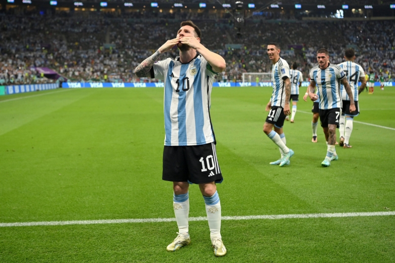 Messi yenə Maradonaya çatdı