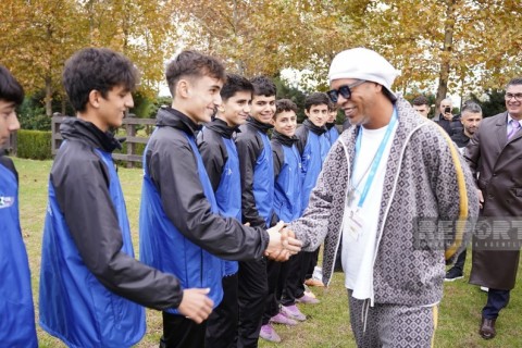 Ronaldinyo Bakıda gənc futbolçularla görüşdü