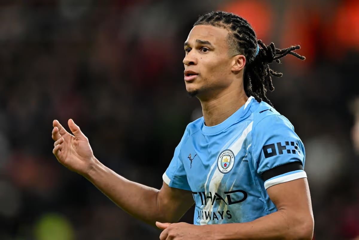 Milan klubları niderlandlı müdafiəçi üçün mübarizə aparacaq