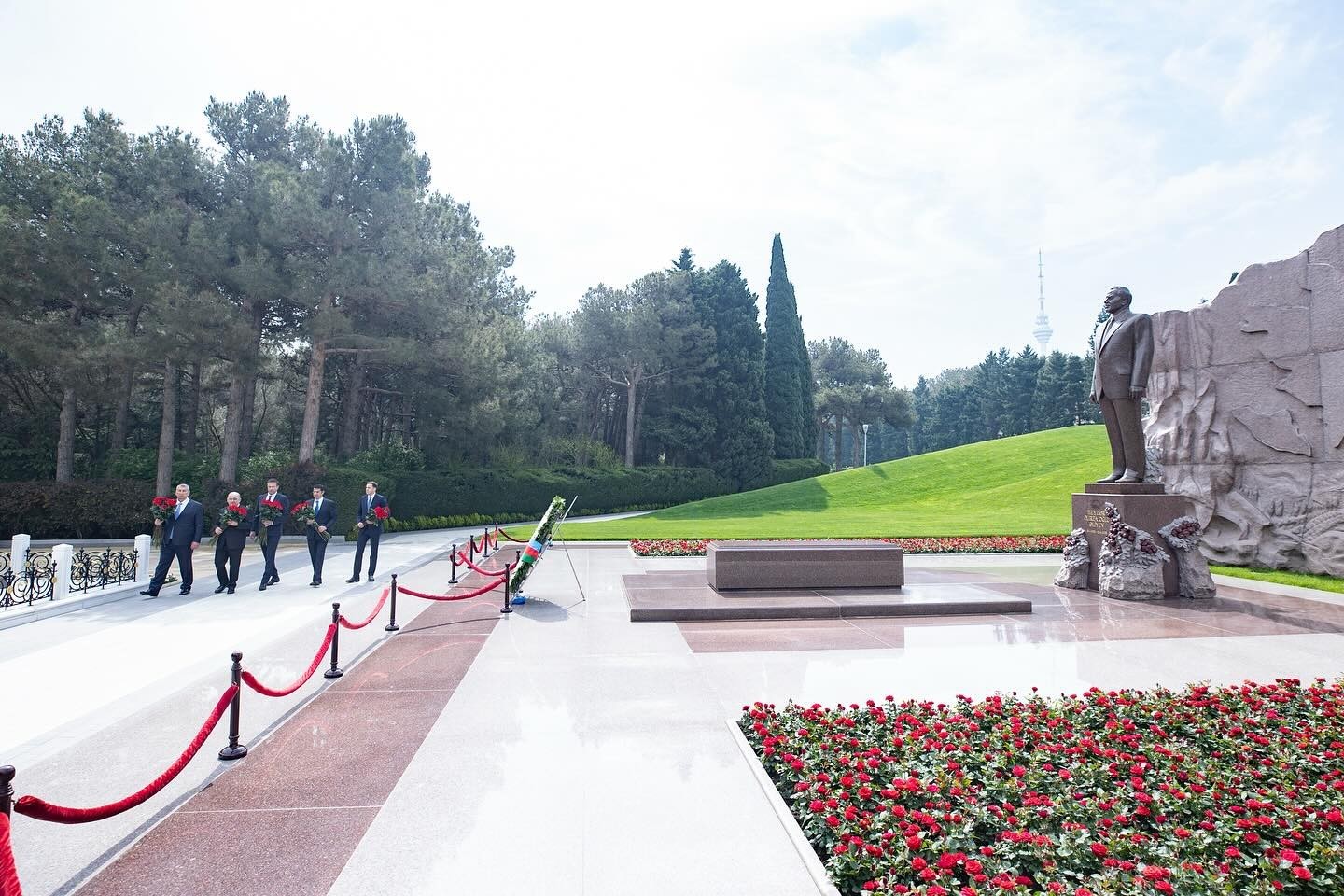 CEV prezidenti Fəxri xiyabanı ziyarət edib