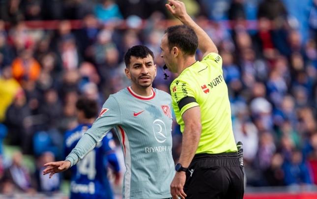 Hakimin anasına söydüyünə görə 5 oyunluq cəzalandı