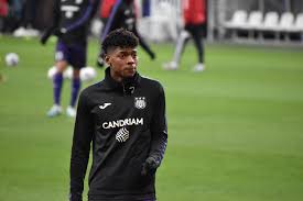 İngiltərə çempionu ekvadorlu gənci “rənglərinə bağlamaq” istəyir