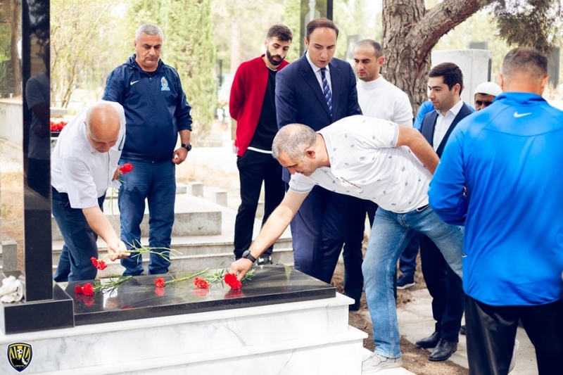 “Kəpəz” “Kostya dayı”nın məzar daşını yeniləyib - FOTO