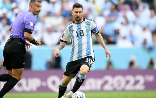 Lionel Messi Paraqvayla oyunda hakimi təhqir edib