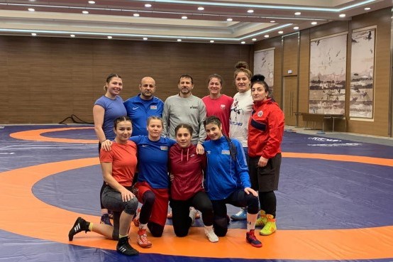 Qadın güləşçilərimiz Bolqarıstanda toplanış keçir