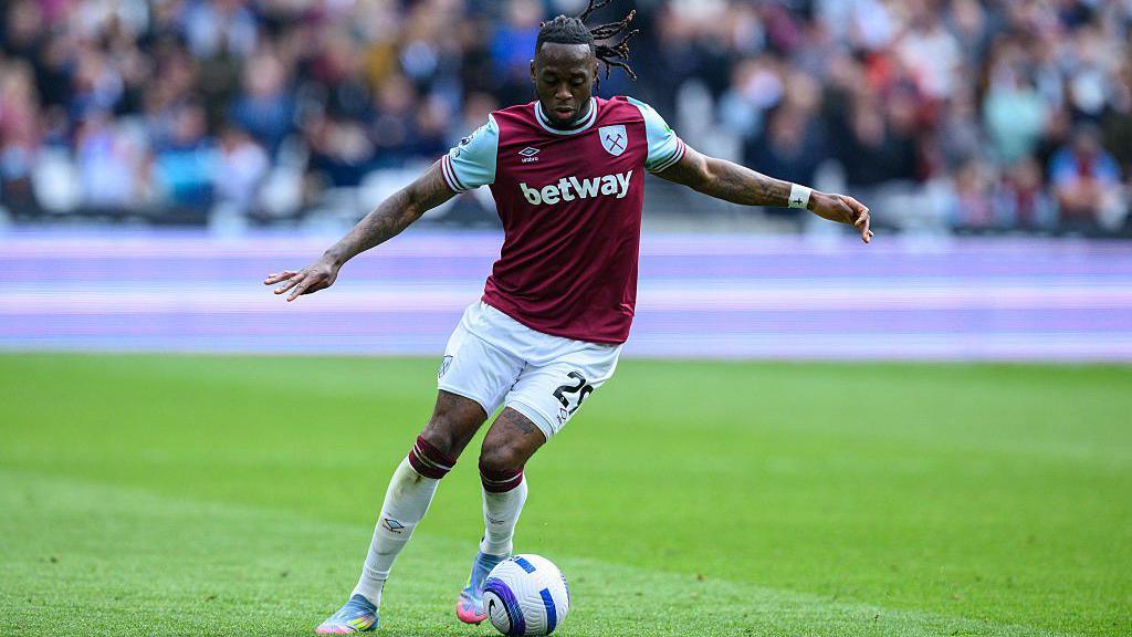 "Aston Villa" konqolu müdafiəçi üçün danışıqlara başladı