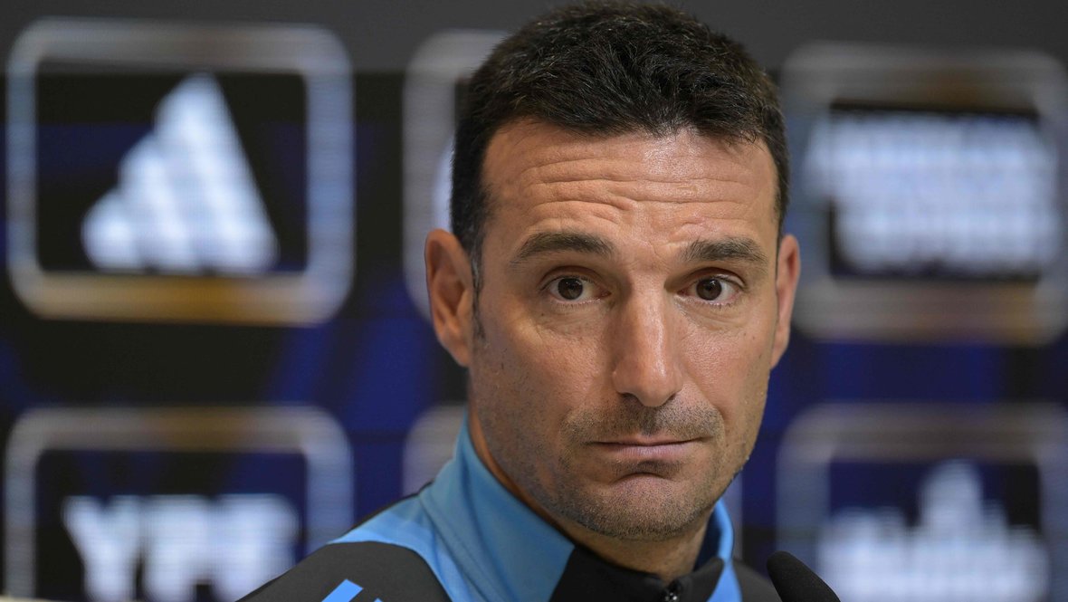 Argentina millisinin baş məşqçisi Messi barədə danışarkən göz yaşını saxlaya bilməyib