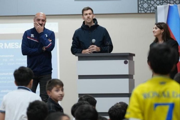 “İmişli”nin futbolçuları məktəblilərlə görüşdü