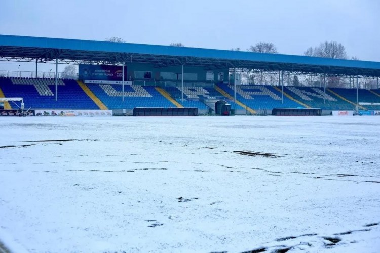 Tovuz stadionunu qar örtdü