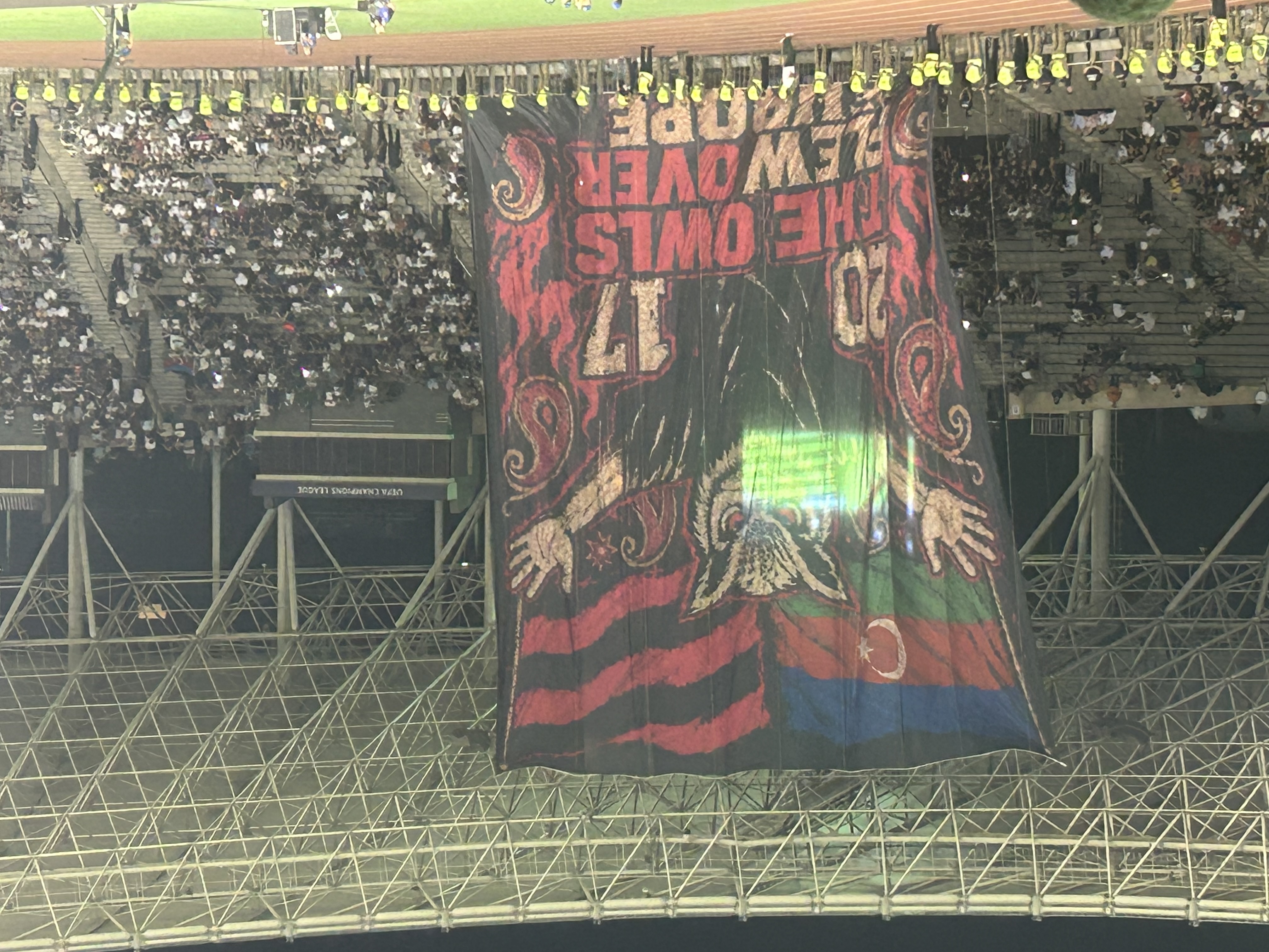 “Sabah” azarkeşlərindən pankart