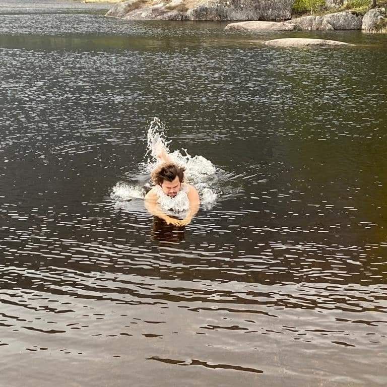 Karlsen turnir ərəfəsində buzlu suda çimib 