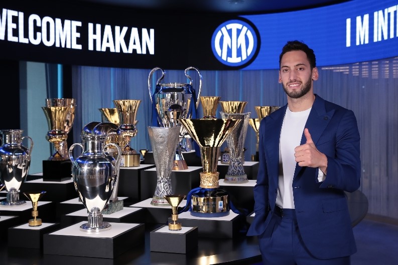 Hakan Çalhanoğlu ən yaxşı seçildi