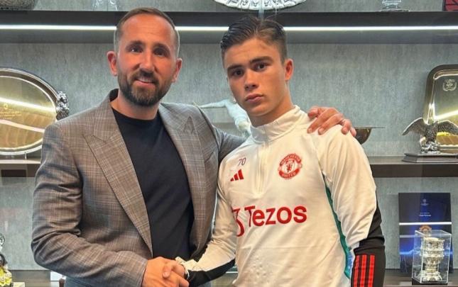 "Mançester Yunayted" 16 yaşlı futbolçu ilə müqavilə imzalayıb 