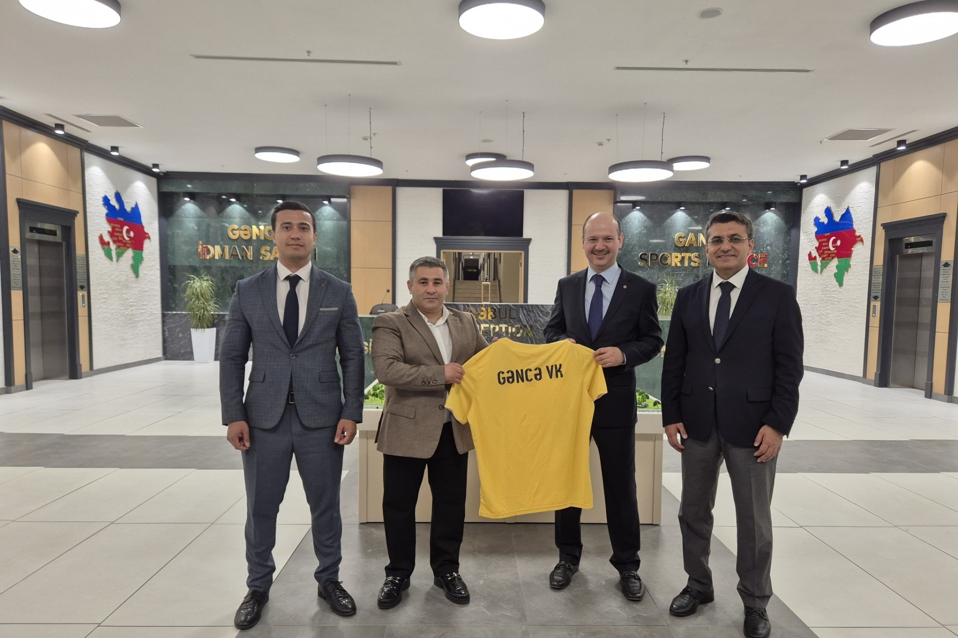 Manuçehir Hojizadəyə "Gəncə"nin forması hədiyyə olundu