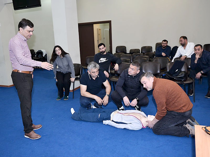 Vyaçeslav Xomenko həkimləri AFFA-ya yığdı