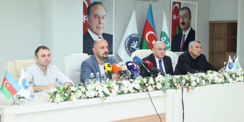 Millimizin baş məşqçisi ilə yollar ayrıldı