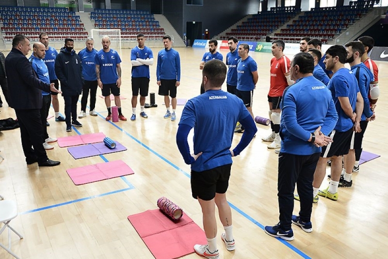 Zaur Axundov baş məşqçi ilə görüşüb