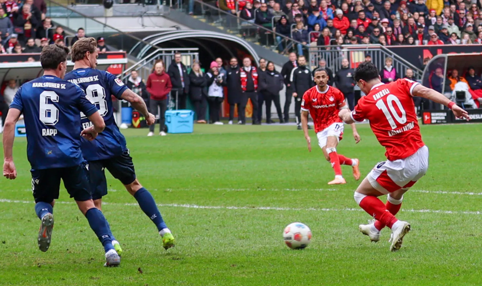 Mahir qələbəni kənardan izlədi