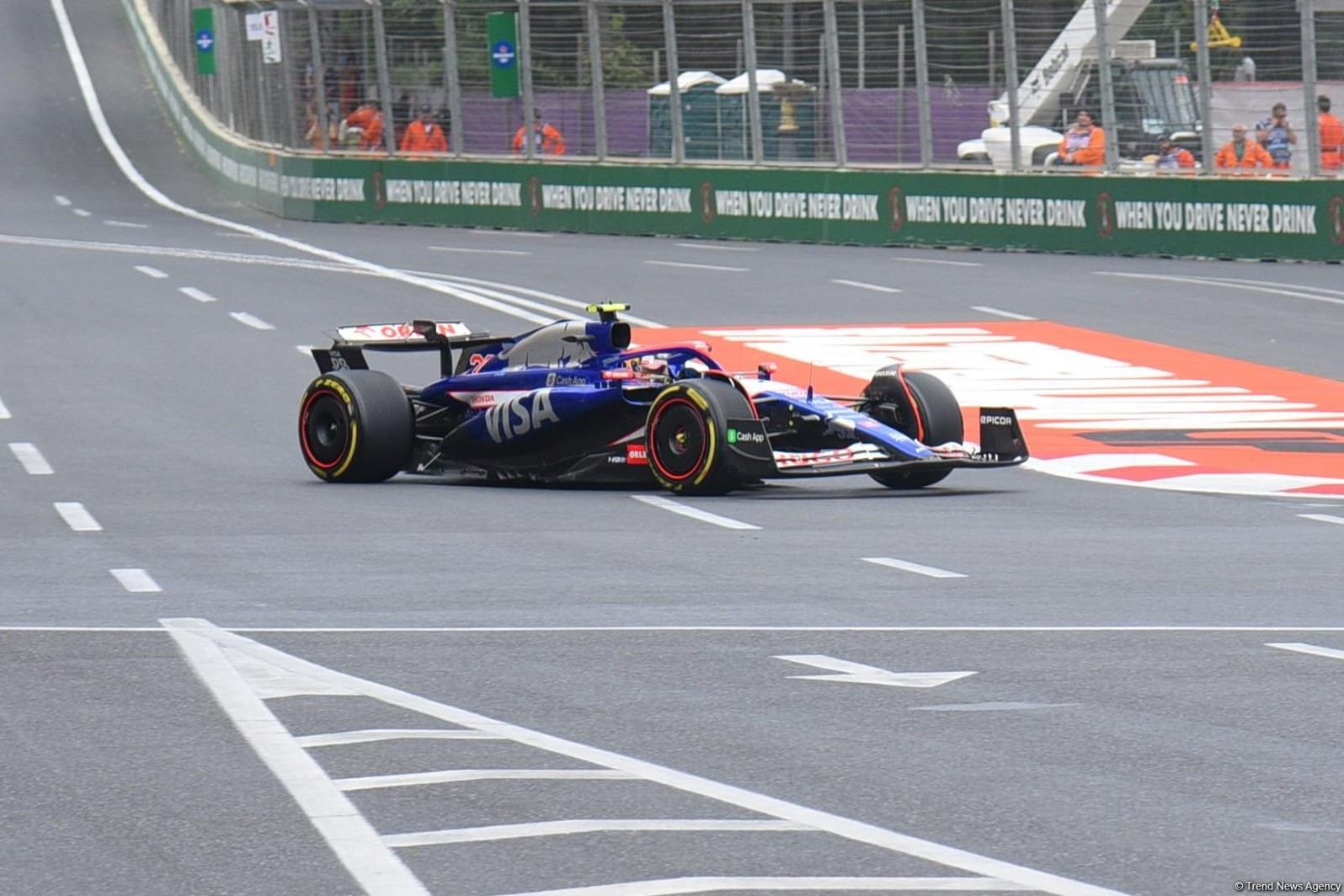 Verstappen sərbəst yürüşü lider bitirdi