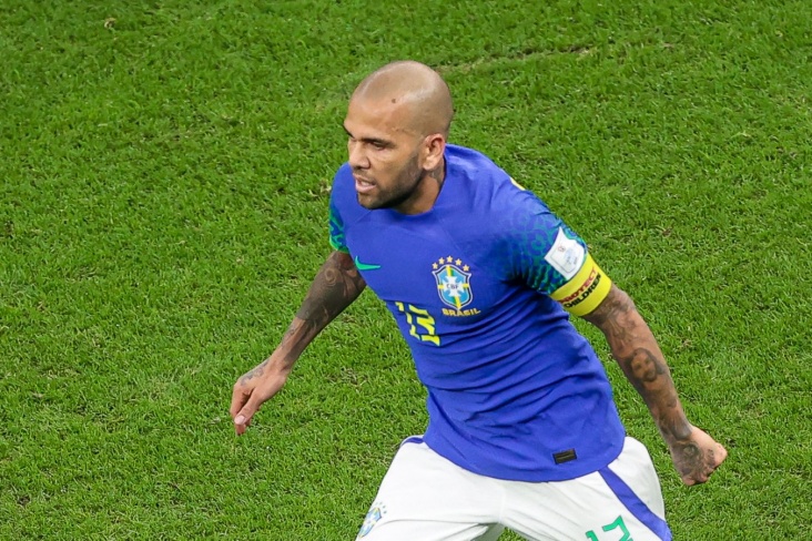 Dani Alveş kilsəyə üz tutdu