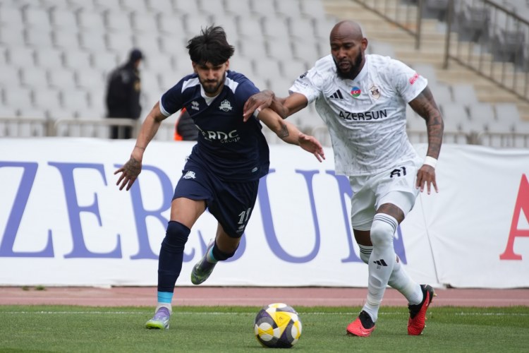 99 mükafat: 34 mövsüm, 21 komanda