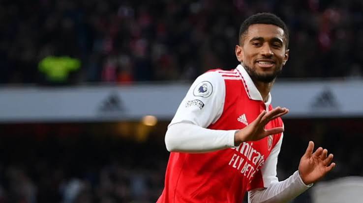 "Arsenal" hücumçusu ilə yolları ayırdı