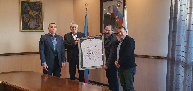 MOK-dan "CBC Sport"a xatirə hədiyyəsi - FOTOLAR