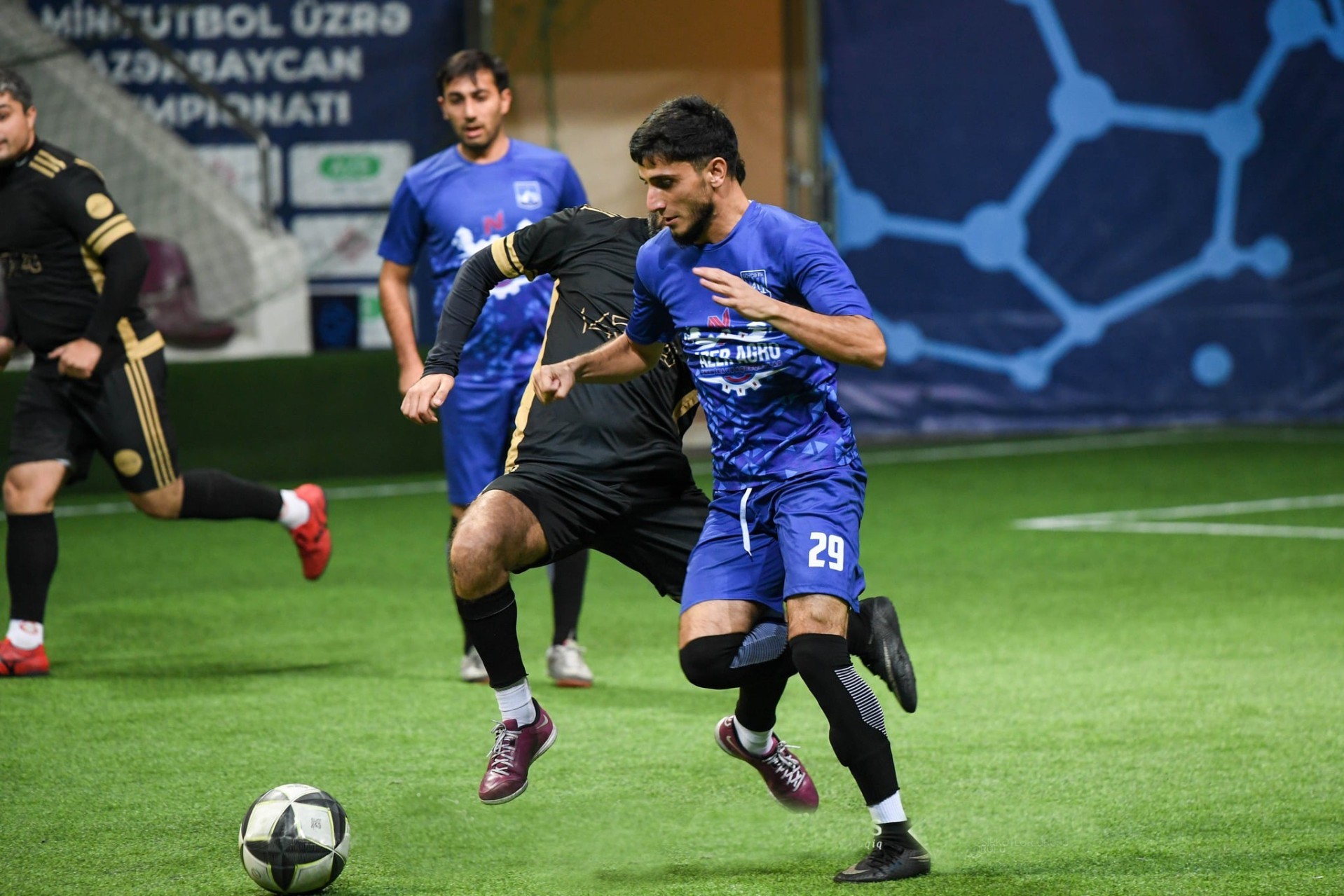 Lider itkisiz yoluna davam edir