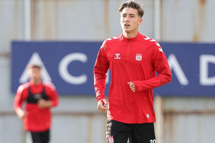 Millimizin müdafiəçisinin komandası 5 qolla qalib gəldi