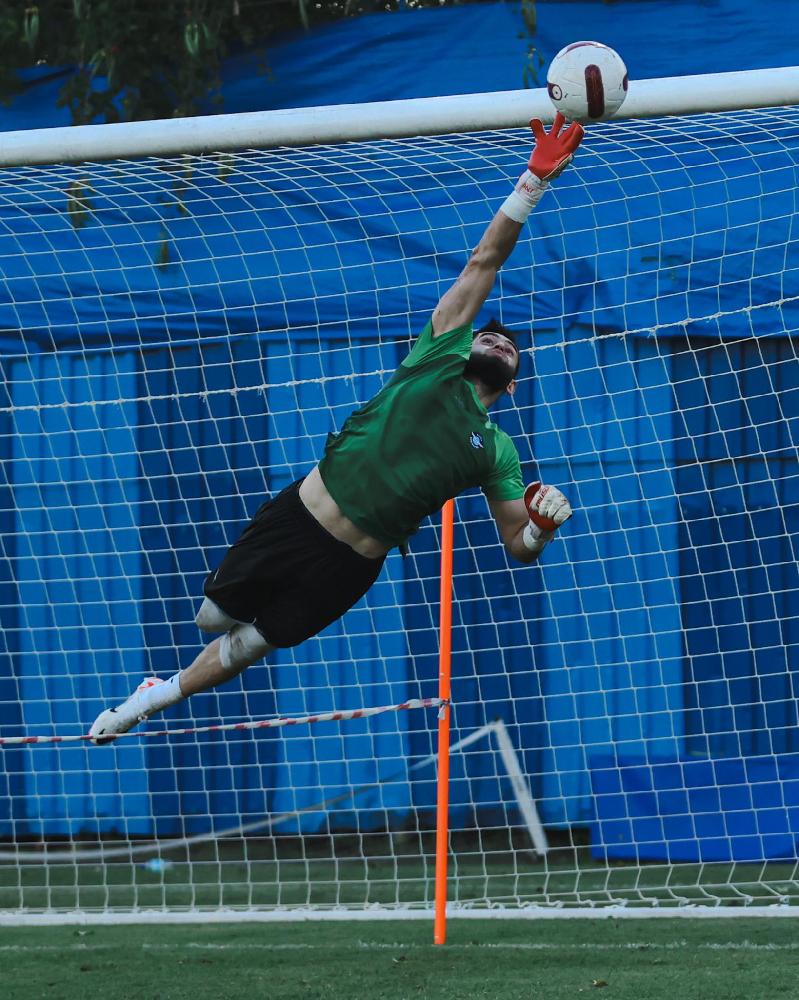 Şahruddin 2 aydan sonra oynadı, autsayderdən 3 qol buraxdı