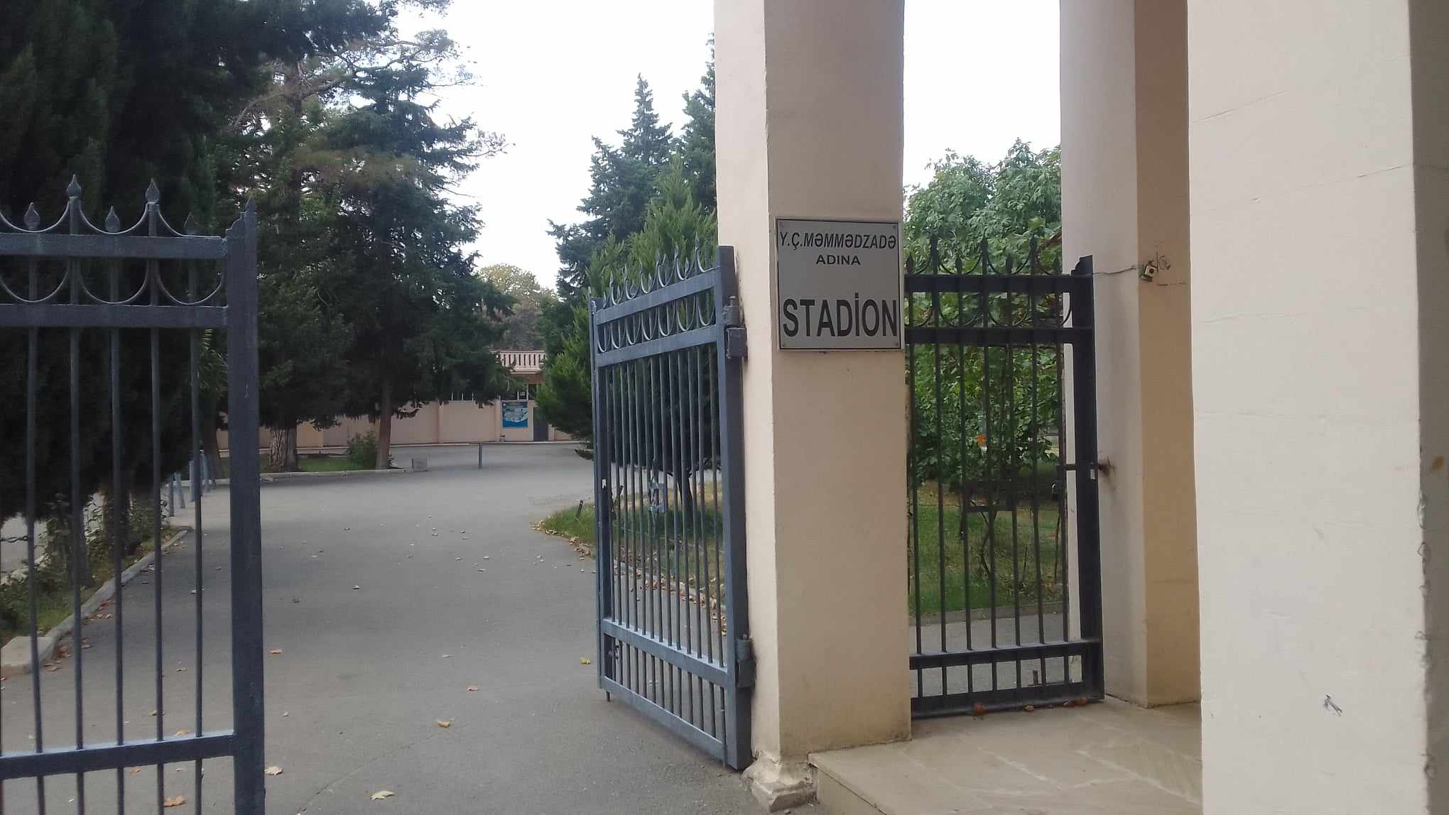 Qarlı havaya görə daha bir oyunun məkanı dəyişdi