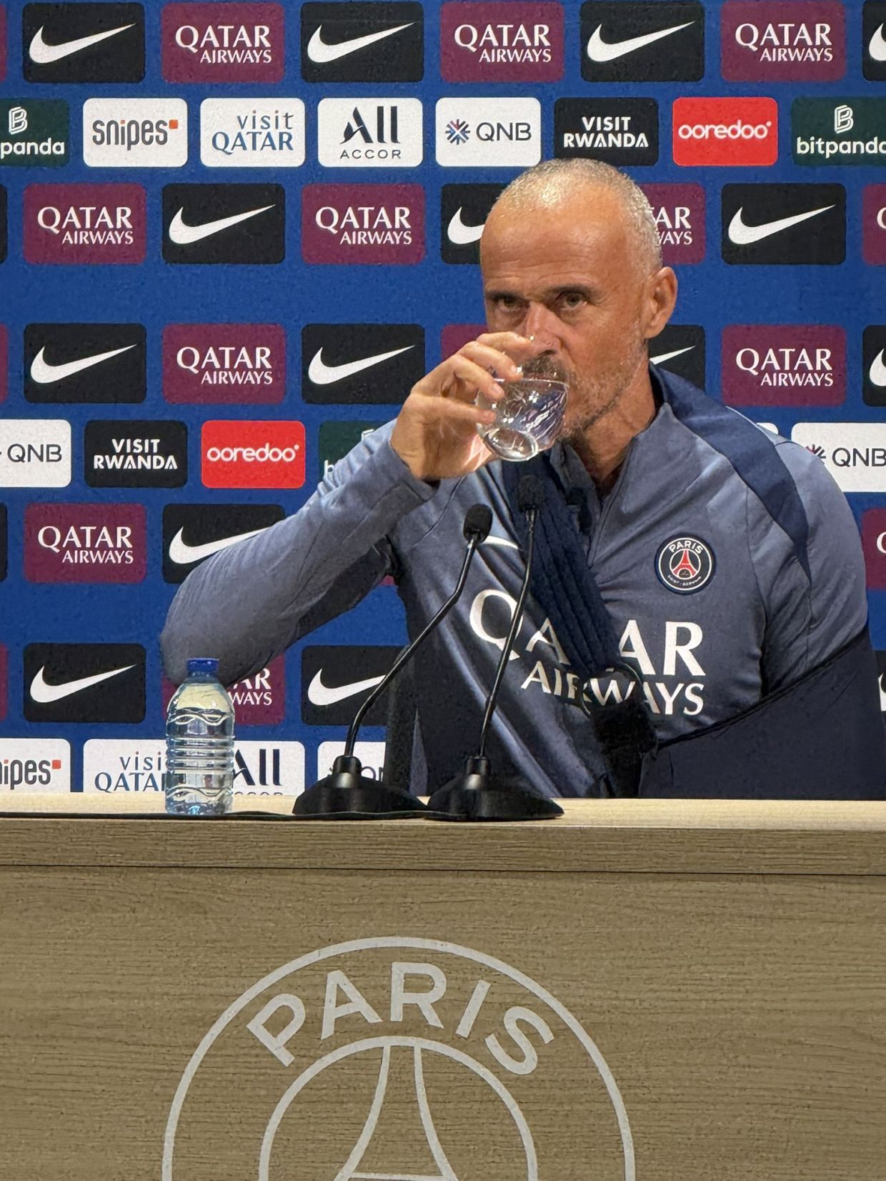 PSJ-nin baş məşqçisi yeni imicdə mətbuat nümayəndələrinin qarşısına çıxıb