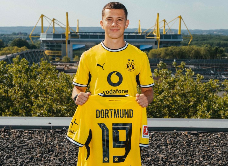 "Borussiya" 18 yaşlı yarımmüdafiəçi transfer etdi