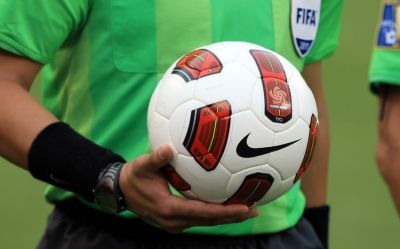 İki məşqçi və bir futbolçu üçün "stop"