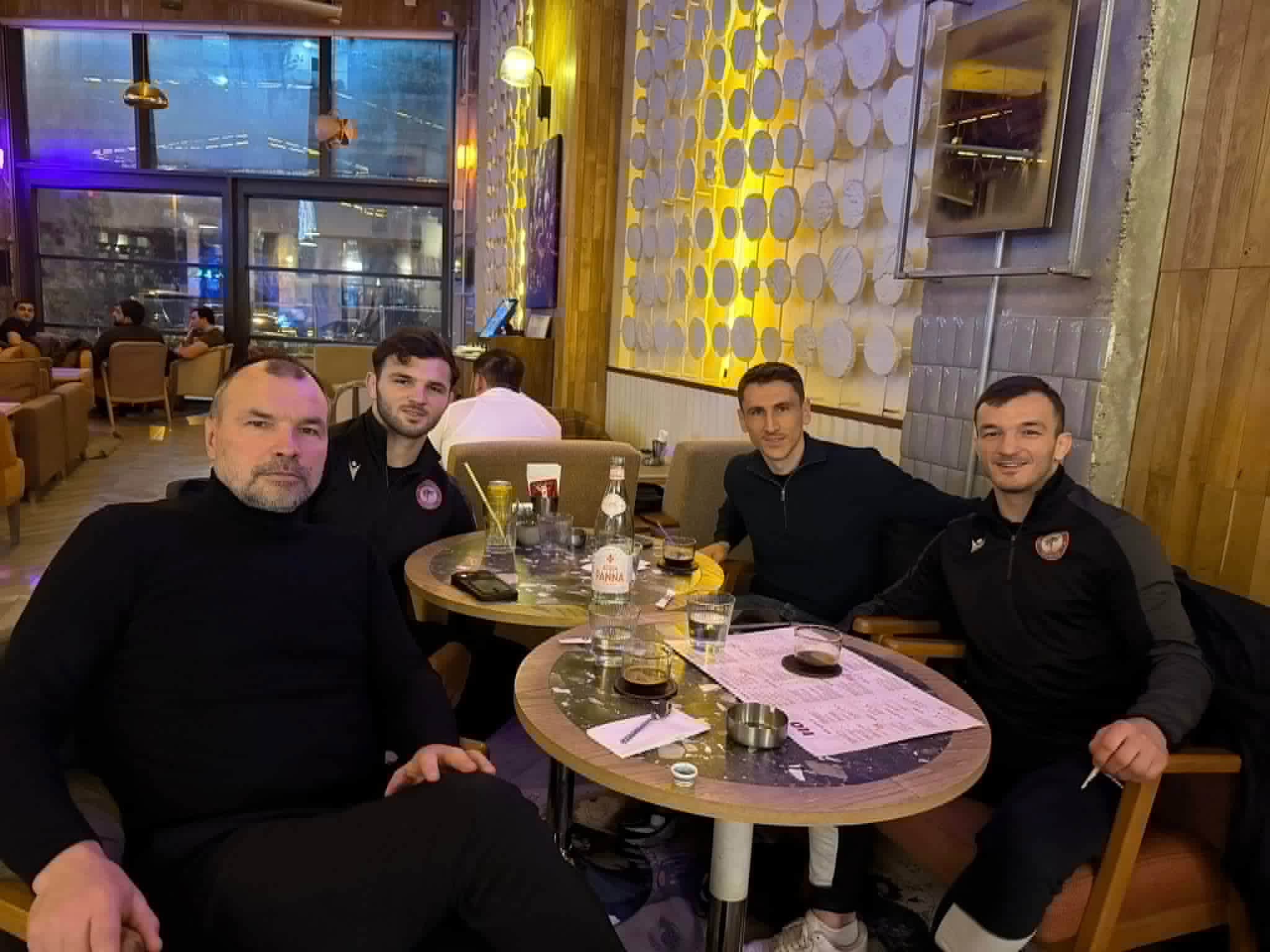 "Neftçi"nin futbolçusu Bakıda həmyerliləri ilə görüşdü