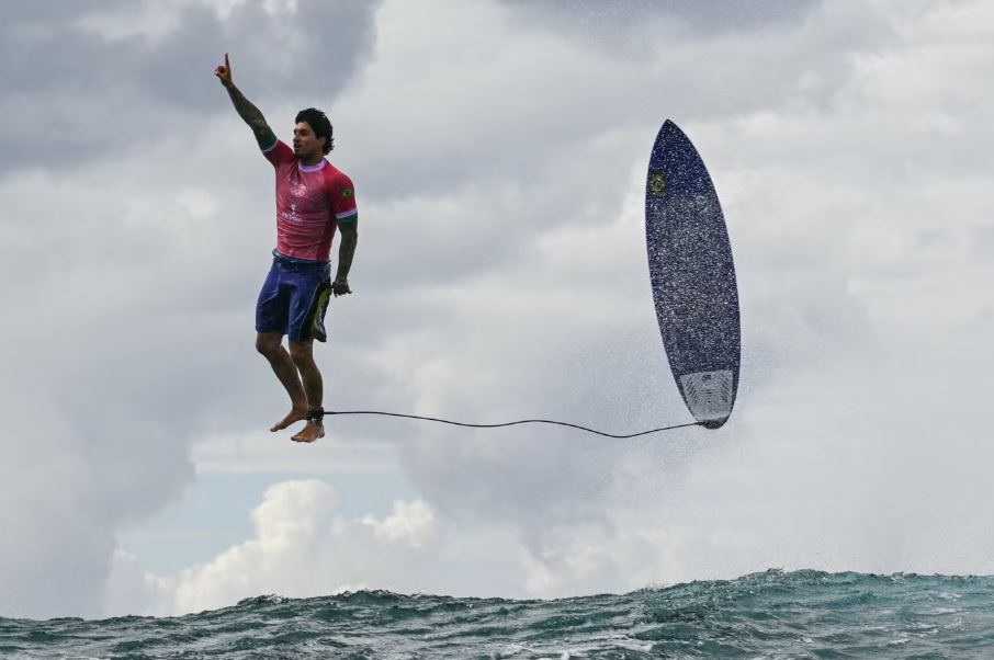 Qravitasiyaya meydan oxuyan sörfçü