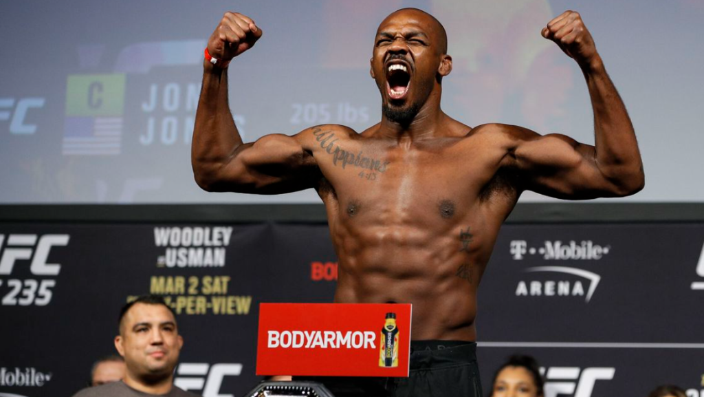 UFC: Cons çempion adını qorudu