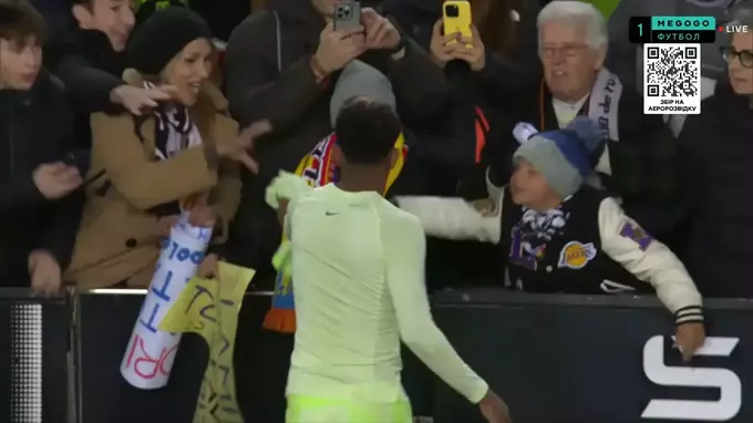 Lamin Yamal gənc fanatını sevindirib