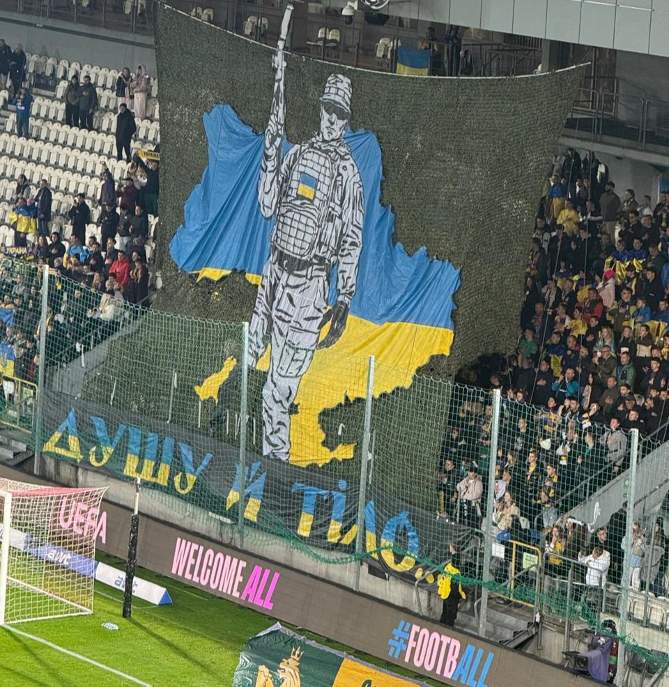 Ukraynalı azarkeşlərdən millimizlə oyunda anlamlı pankart