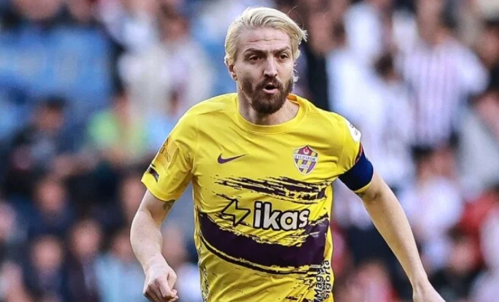 “Fənərbağça” və “Qalatasaray”da oynamış futbolçu “butslarını asdı”