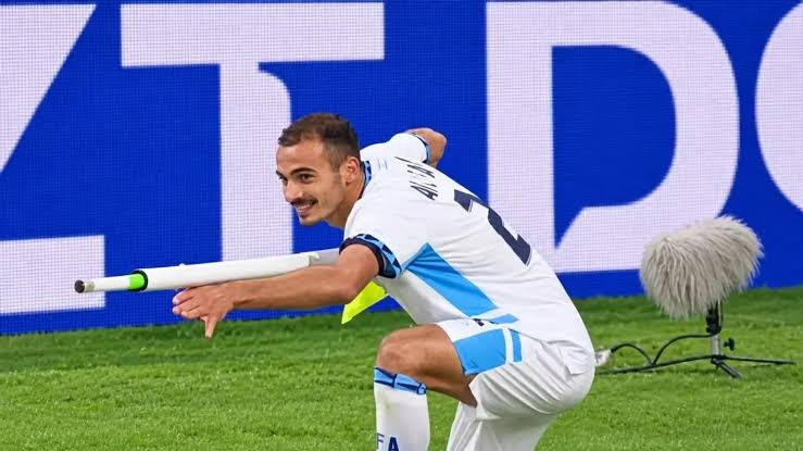 İsrailli futbolçu təxribatçı qol sevincinə görə meydandan qovuldu